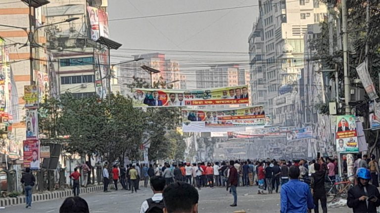 পল্টনে পুলিশের সাথে বিএনপি নেতাকর্মীদের সংঘর্ষ