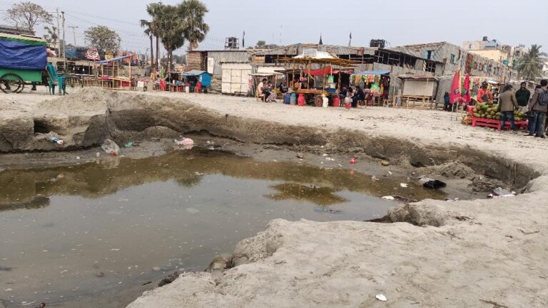 কুয়াকাটা সমুদ্র সৈকত থেকে বালু লুট