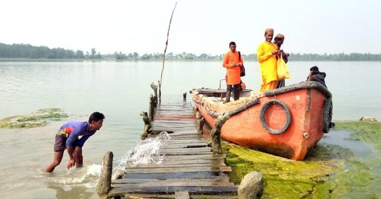 কলাপাড়ায় খেয়া পারাপারে অতিরিক্ত টাকা আদায়ের অভিযোগ