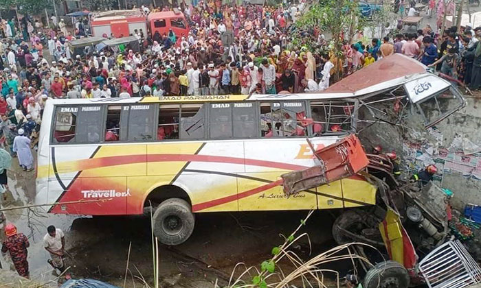 এক্সপ্রেসওয়েতে নিয়ন্ত্রণ হারিয়ে বাস খাদে পড়ে নিহত ১৯, পরিচয় মিলেছে ১৭ জনের