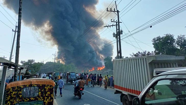 রোহিঙ্গা ক্যাম্পে আগুন জ্বলছে