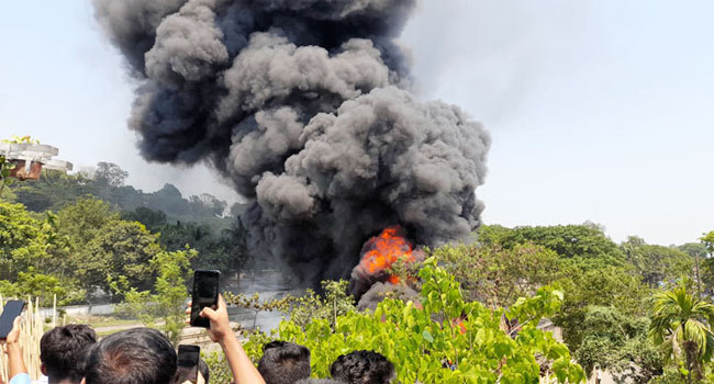 চট্টগ্রামে টায়ারের গোডাউনে ভয়াবহ আগুন, নিয়ন্ত্রণে ১১ ইউনিট