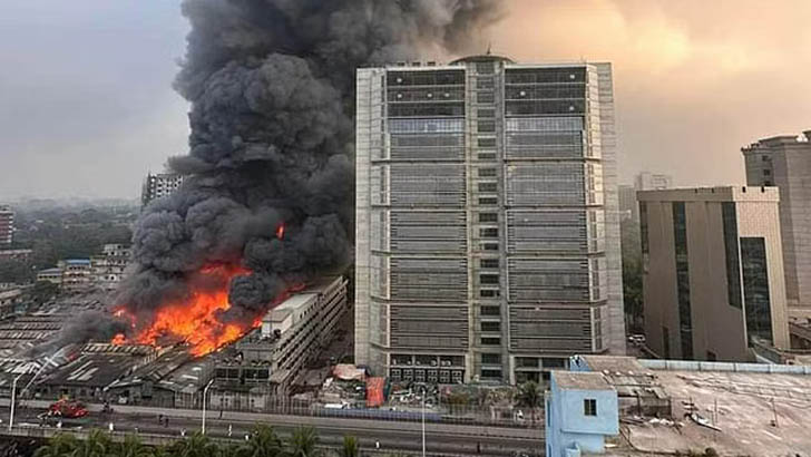 বঙ্গবাজারে পুলিশের ওপর হামলায় ৩’শ জনের বিরুদ্ধে মামলা