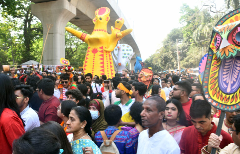 বর্ণিল উৎসবে নববর্ষ উদযাপন