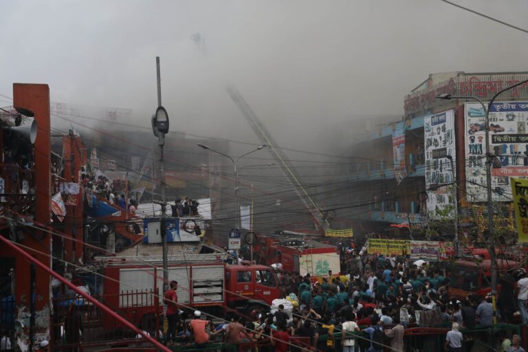 নিউ সুপার মার্কেটে আগুন, নিয়ন্ত্রণে ২৮ ইউনিট