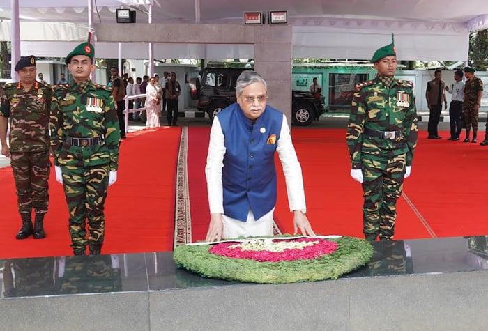 ধানমন্ডিতে বঙ্গবন্ধুর প্রতিকৃতিতে শ্রদ্ধা নিবেদন রাষ্ট্রপতির