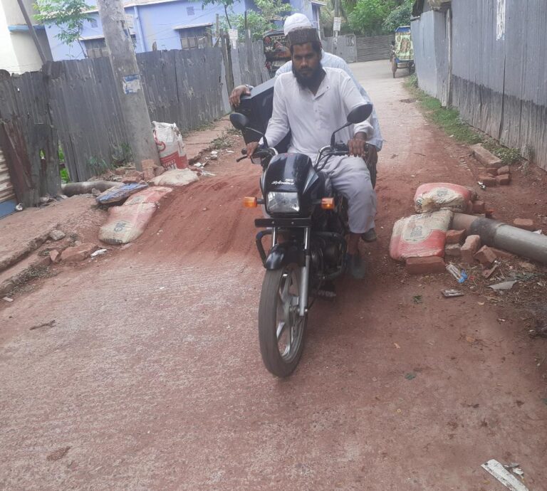 সড়কে পাইপ ফেলে চলছে বালু ব্যবসা, দুর্ভোগে পথচারীসহ যান চালকরা