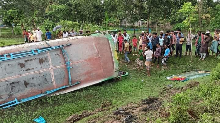 কুয়াকাটা মহাসড়কে যাত্রীবাহি বাস খাদে পড়ে নিহত-১, আহত – ১৫