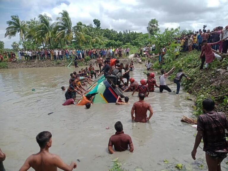 ঝালকাঠিতে যাত্রীবাহী বাস পুকুরে ১৭ জন নিহত, আহত ২৫