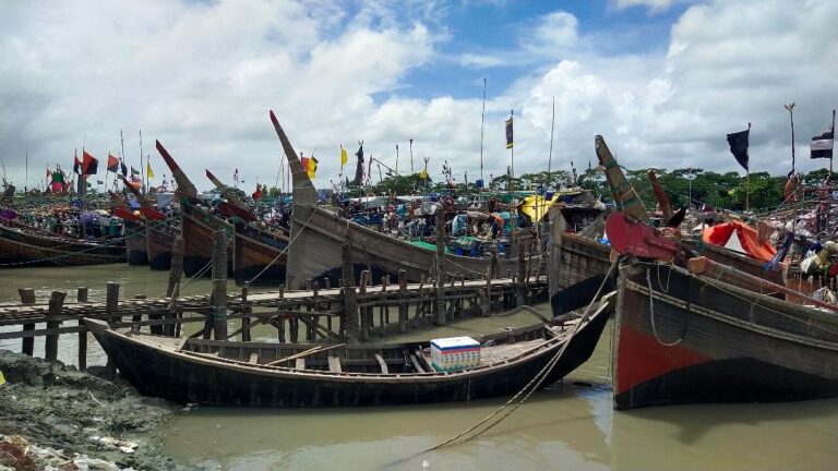 অমাবস্যার প্রভাবে উত্তাল সমুদ্র, নিরাপদ আশ্রয়ে ফিরছে মাছ ধরা ট্রলার