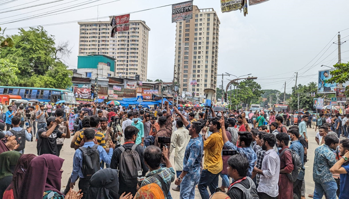 নীলক্ষেতে সাত কলেজের শিক্ষার্থীদের অবরোধ