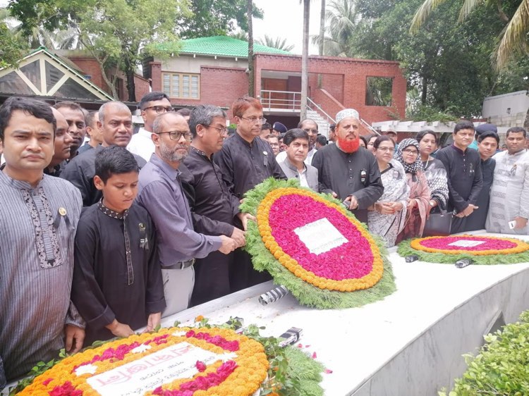 টুঙ্গিপাড়ায় বঙ্গবন্ধুর স্মৃতিসৌধে জুডিসিয়াল সার্ভিস এসোসিয়েশনের পুস্পার্ঘ্য অর্পণ