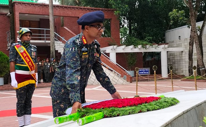 বঙ্গবন্ধুর সমাধিতে আনসার ও গ্রাম প্রতিরক্ষা বাহিনীর মহাপরিচালকের শ্রদ্ধা