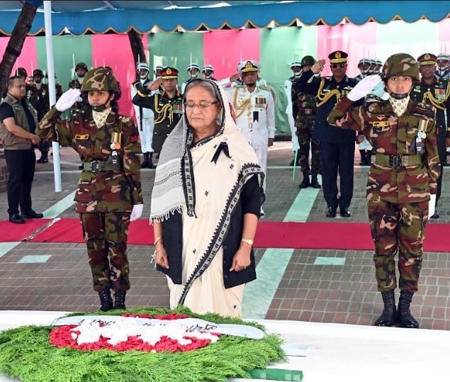 টুঙ্গিপাড়ায় বঙ্গবন্ধুর সমাধিতে শ্রদ্ধা নিবেদন প্রধানমন্ত্রীর