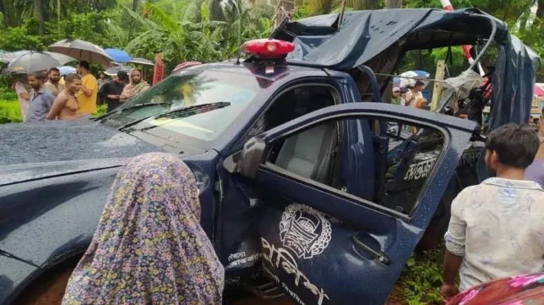 চট্টগ্রামে ট্রেনের ধাক্কায় তিন পুলিশ সদস্যের মৃত্যু