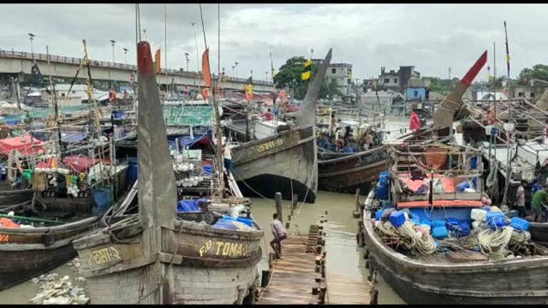 বঙ্গোপসাগরে অকষ্মিক ঝড়ে ৬টি মাছধরা ট্রলার ডুবি, ১১২ জেলে উদ্ধার, ৪ ট্রলার নিখোঁজ