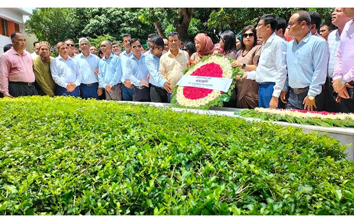 গোপালগঞ্জে জাতির পিতার সমাধিতে পদোন্নতিপ্রাপ্ত যুগ্ম সচিবদের শ্রদ্ধা