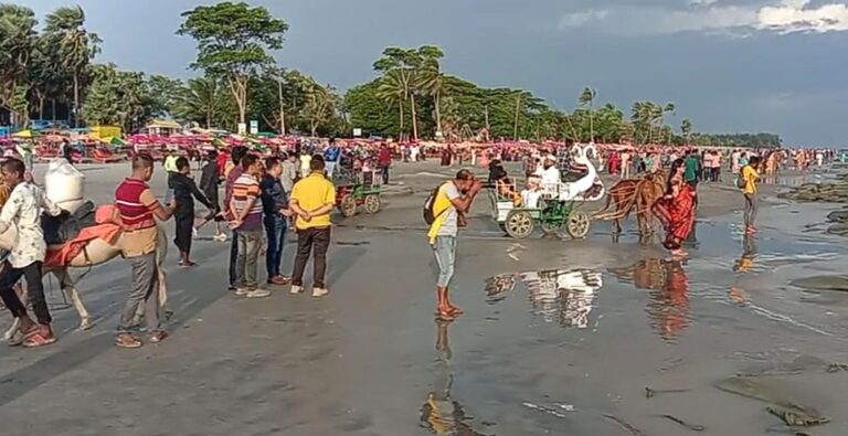 টানা তিন দিনের ছুটিতে কুয়াকাটায় পর্যটকের ভিড়