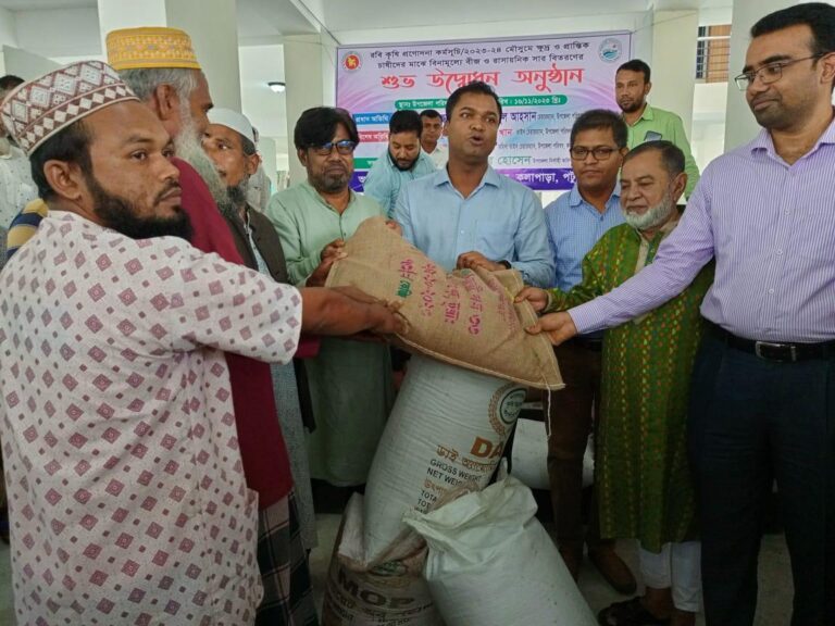 কলাপাড়ায় ৪২৪৫ চাষী পেল বিনামূল্যে বীজ ও রাসায়নিক সার