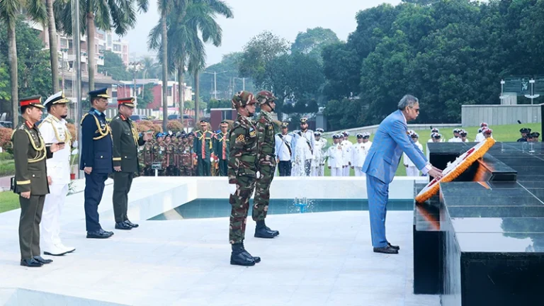 সশস্ত্র বাহিনী দিবসে শিখা অনির্বাণে রাষ্ট্রপতি ও প্রধানমন্ত্রীর শ্রদ্ধা