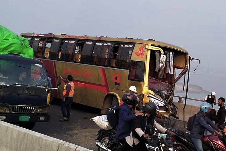 পদ্মা সেতুতে ২ বাসের মুখোমুখি সংঘর্ষ