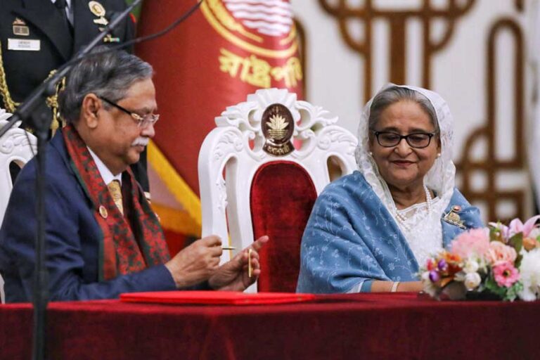 বাংলাদেশের প্রধানমন্ত্রী হিসাবে শপথ হাসিনার, অর্থমন্ত্রী মাহমুদ, বিদেশে হাছান