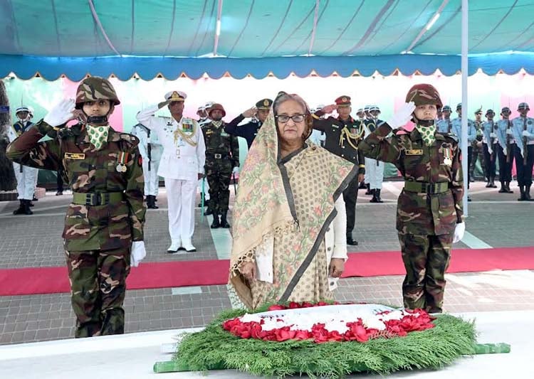 টুঙ্গিপাড়ায় বঙ্গবন্ধুর সমাধিতে প্রধানমন্ত্রী ও মন্ত্রিসভার সদস্যদের শ্রদ্ধা নিবেদন