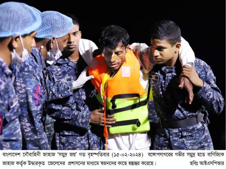 বঙ্গোপসাগর হতে উদ্ধারকৃত ৪ জেলেকে স্বজনদের কাছে হস্তান্তর করলো নৌবাহিনী