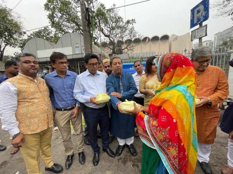 জাদুঘরের সামনে ইফতার বিতরণ করলো সম্প্রীতি বাংলাদেশ