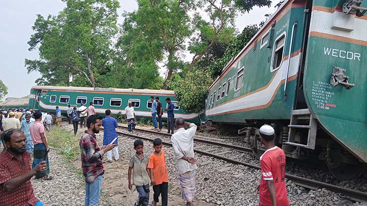 গাজীপুরে ট্রেনের বগি লাইনচ্যুত,উত্তর বঙ্গের সঙ্গে ট্রেন চলাচল বন্ধ