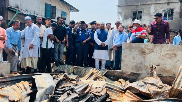 মহিপুর মৎস্য বন্দরে অগ্নিকান্ডে ৩১ প্রতিষ্ঠান পুড়ে ছাই, ৩ কোটি টাকার ক্ষতি