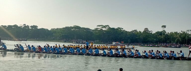 পটুয়াখালীতে নৌকা বাইচ প্রতিযোগীতা, বিজয়ীদের পুরস্কার দিলেন ত্রাণপ্রতিমন্ত্রী