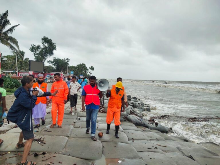 ঘূর্ণিঝড় রেমাল: কলাপাড়ায় ১০ নম্বর বিপদ সংকেত জারি, আশ্রয় কেন্দ্রে ছুটছে মানুষ