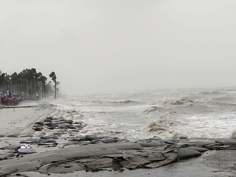 ঘূর্ণিঝড় রেমাল, কলাপাড়া উপকূলে চলছে দুর্গত মানুষের আহাজারি