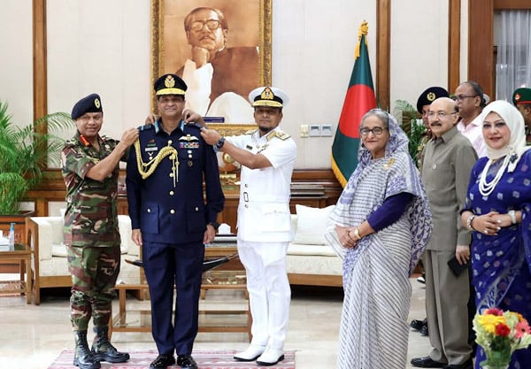 নতুন বিমানবাহিনী প্রধানকে এয়ার মার্শালের র‌্যাঙ্ক ব্যাজ পরিধান