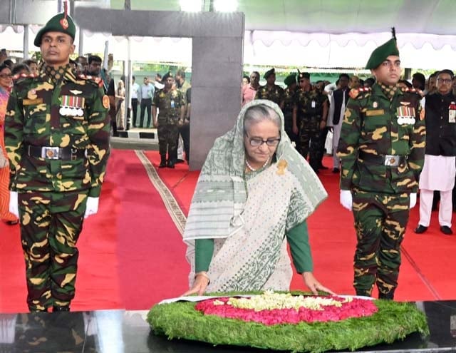 আ. লীগের ৭৫তম প্রতিষ্ঠাবার্ষিকীতে বঙ্গবন্ধুর প্রতি প্রধানমন্ত্রীর শ্রদ্ধা নিবেদন