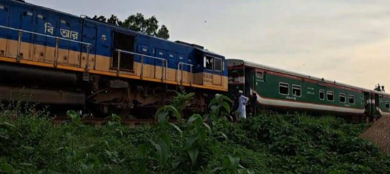 গাজীপুরের কালিয়াকৈরে ইঞ্জিন বিকল, উত্তরবঙ্গের সঙ্গে ঢাকার রেল যোগাযোগ বন্ধ