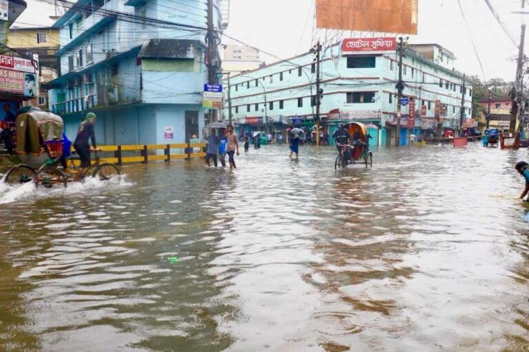 উজানের ঢলে ডুবছে সিলেট, আশ্রয়ের খোঁজে মানুষ