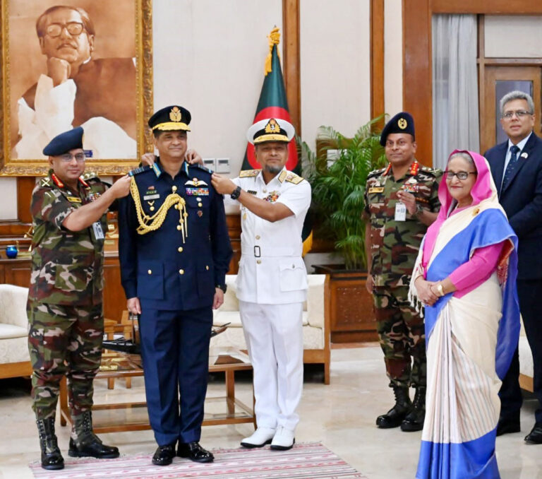 বিমান বাহিনী প্রধানের এয়ার চীফ মার্শাল র‌্যাংক পরিধান