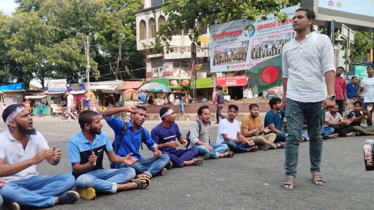 কোটাবিরোধীদের বাংলা ব্লকেডে শাহবাগ ও সায়েন্সল্যাব মোড়ে যান চলাচল বন্ধ