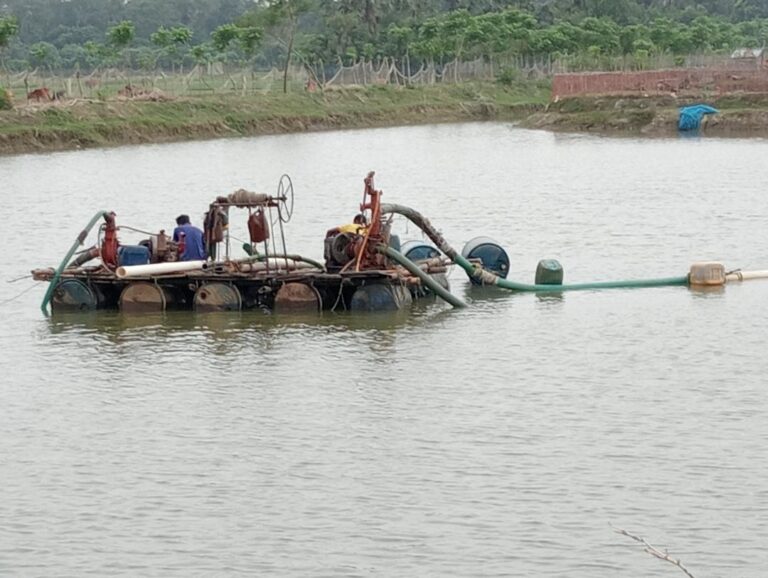 কুয়াকাটায় ড্রেজার মেশিন দিয়ে দেদারছে চলছে বালু উত্তোলণ, নিশ্চুপ ভূমি প্রশাসন