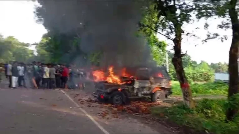 গোপালগঞ্জে সেনাবাহিনীর গাড়ি ভাঙচুর-আগুন