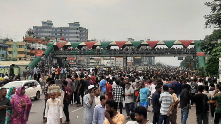 শিক্ষার্থীদের সড়ক অবরোধ, ঢাকা-চট্টগ্রাম মহাসড়কে যান চলাচল বন্ধ