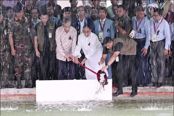 মাছের পোনা অবমুক্ত করলেন রাষ্ট্রপতি