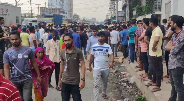 গাজীপুরে ১০ কারখানায় শ্রমিক অসন্তোষ, মহাসড়ক অবরোধ, বিক্ষোভ