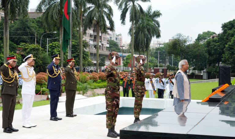 শিখা অনির্বাণে প্রধান উপদেষ্টার পুষ্পস্তবক অর্পণ