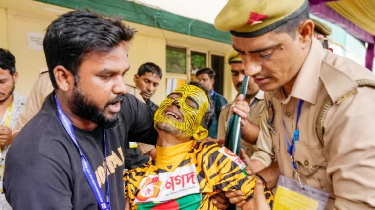 কানপুরে বাংলাদেশি সমর্থকের ওপর ভারতীয়দের হামলা