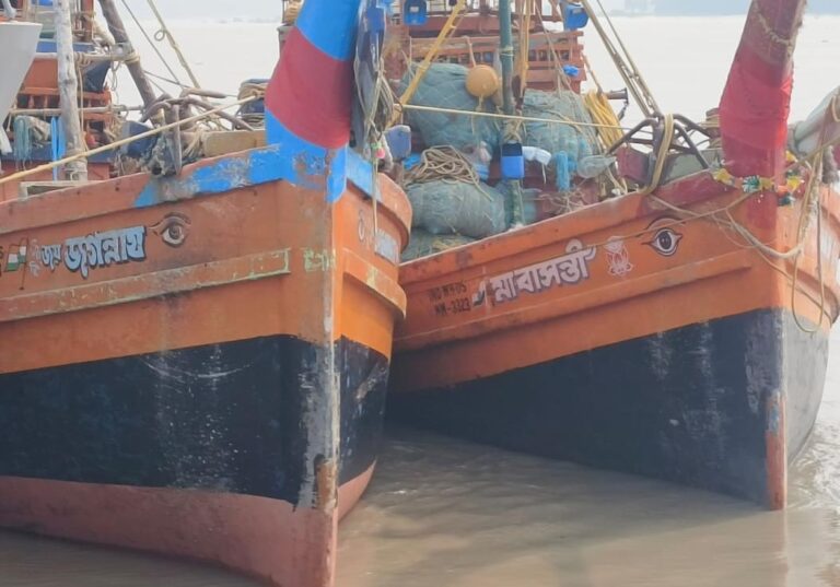 কুয়াকাটায় ৩১ ভারতীয় জেলে আটক,৫ টন ইলিশসহ ট্রলার জব্দ