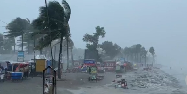 ঘূর্ণিঝড়: পায়রা বন্দরে সতর্ক সংকেত-৩