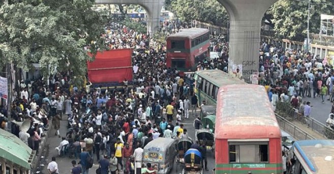 প্রেস ক্লাবের সামনে ব্যাটারিচালিত রিকশাচালকদের অবস্থান, ১১ দফা দাবি